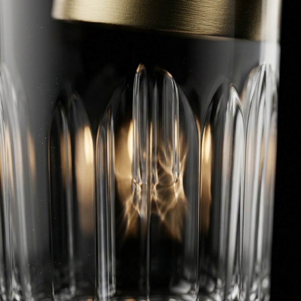 Свет проходит через сверхпрозрачное стекло